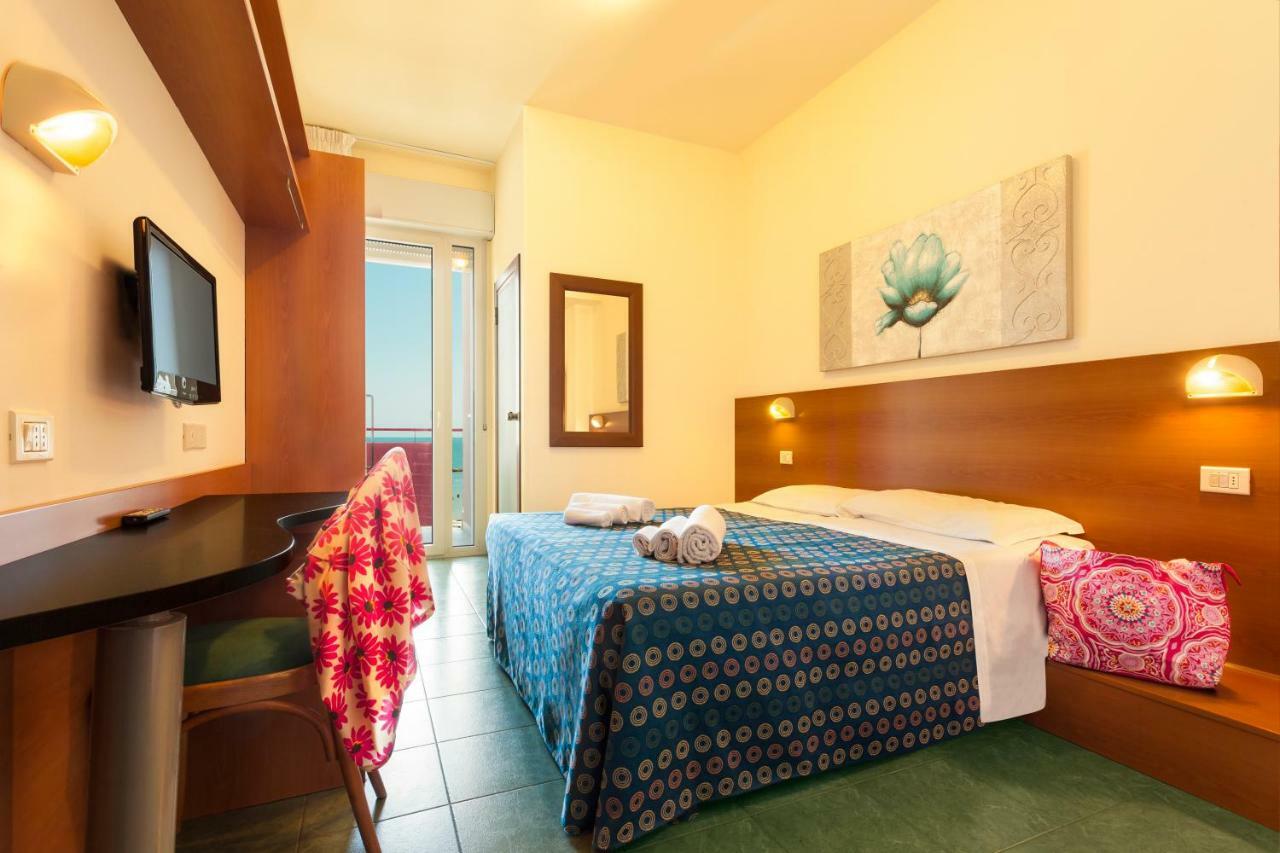 Hotel Atlantic Vista Mare Pesaro Buitenkant foto