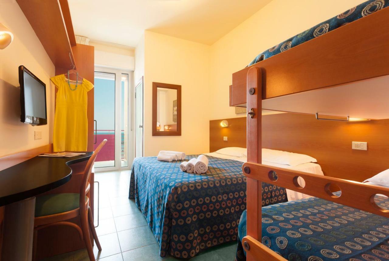 Hotel Atlantic Vista Mare Pesaro Buitenkant foto