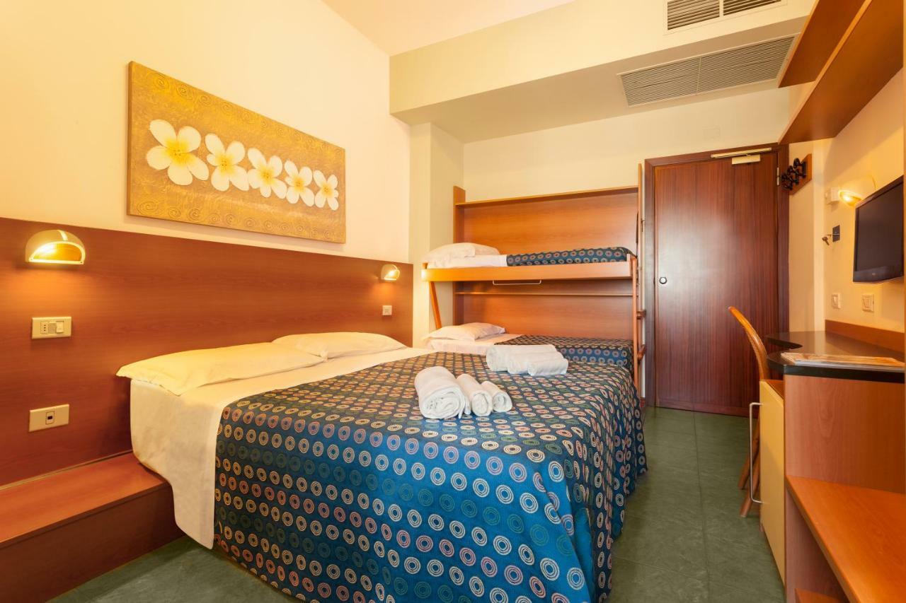 Hotel Atlantic Vista Mare Pesaro Buitenkant foto