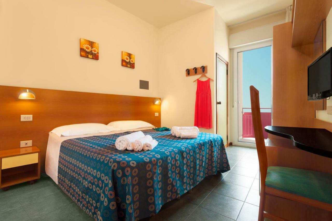 Hotel Atlantic Vista Mare Pesaro Buitenkant foto