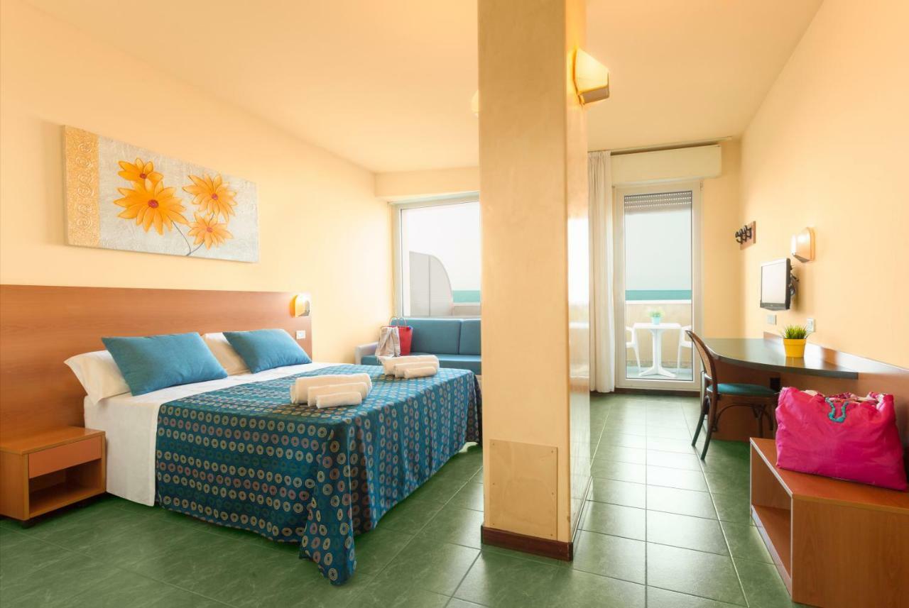 Hotel Atlantic Vista Mare Pesaro Buitenkant foto