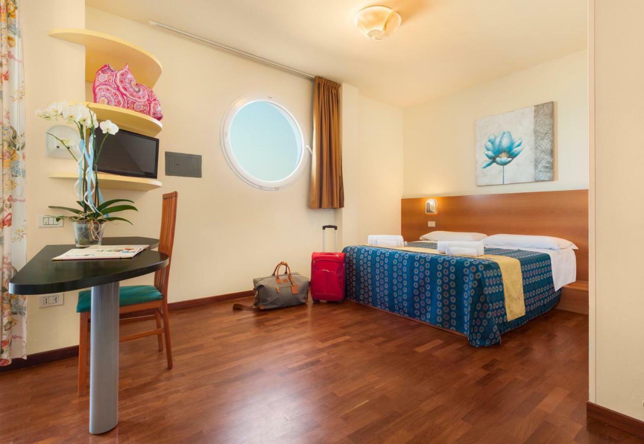 Hotel Atlantic Vista Mare Pesaro Buitenkant foto