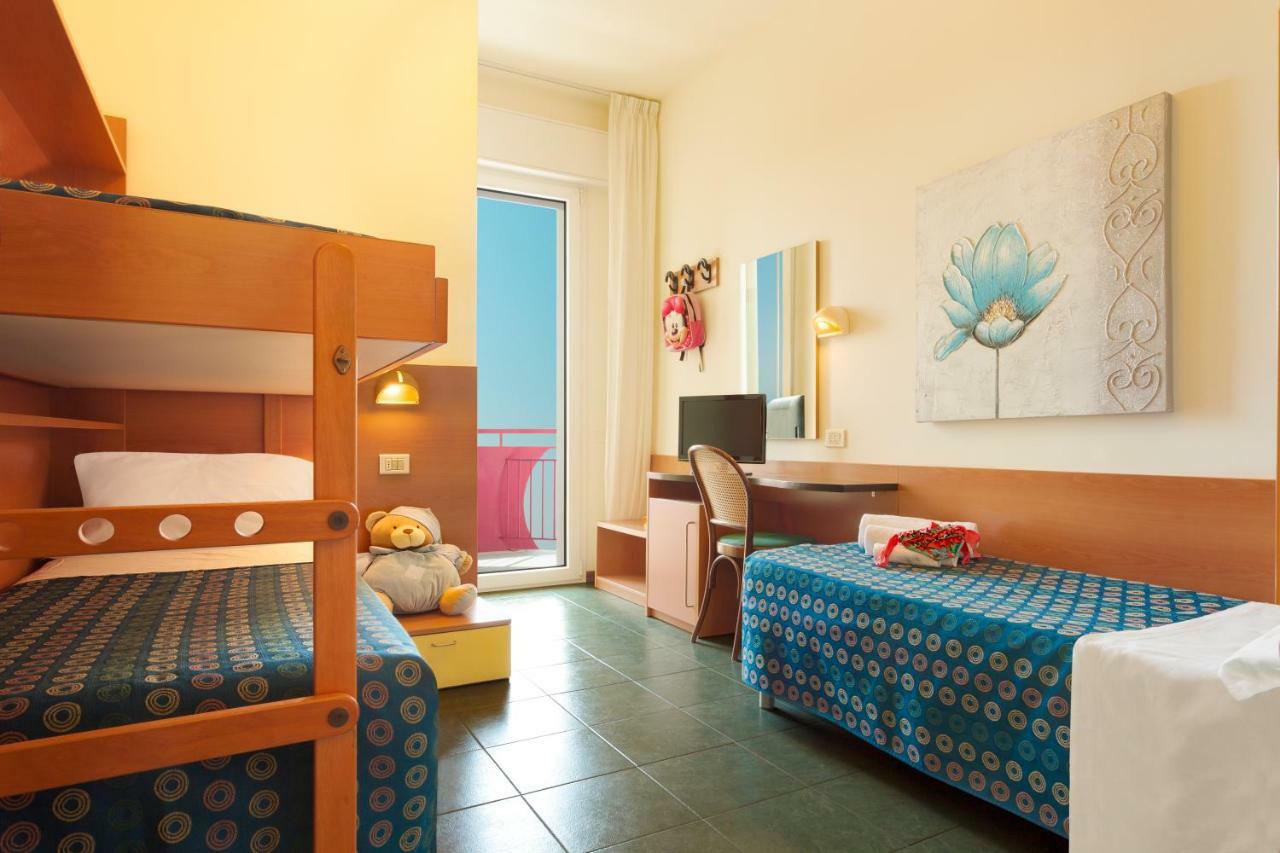 Hotel Atlantic Vista Mare Pesaro Buitenkant foto