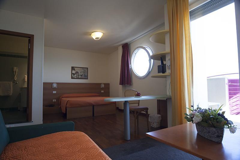 Hotel Atlantic Vista Mare Pesaro Buitenkant foto