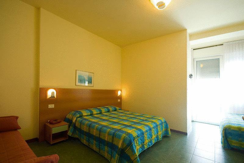 Hotel Atlantic Vista Mare Pesaro Buitenkant foto