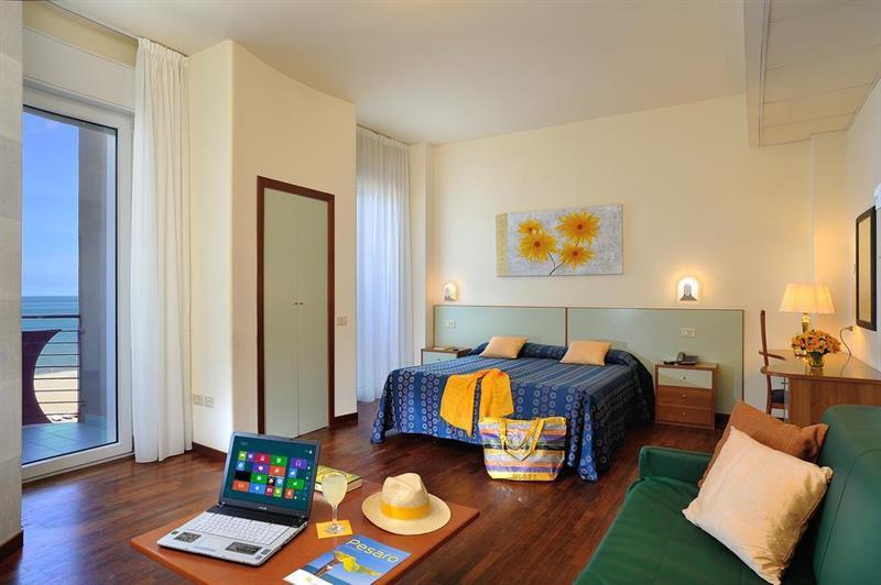 Hotel Atlantic Vista Mare Pesaro Buitenkant foto